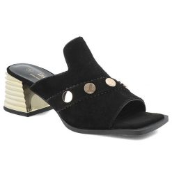 Klapki damskie S.Barski, ze skóry naturalnej z ozdobnymi złotymi nitami i efektownym obcasem, czarne, CR61-3143. Czarne klapki damskie S.BARSKI, bez wzorów, ze skóry, bez obcasa, na obcasie, bez zapięcia. Za 319.00 zł.