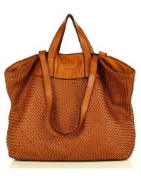 Pleciona shopperka MARCO MAZZINI karmelowa v186a. Brązowe shopper bag bez wzorów, ze skóry, na ramię, duże, bez dodatków. Za 616.55 zł.