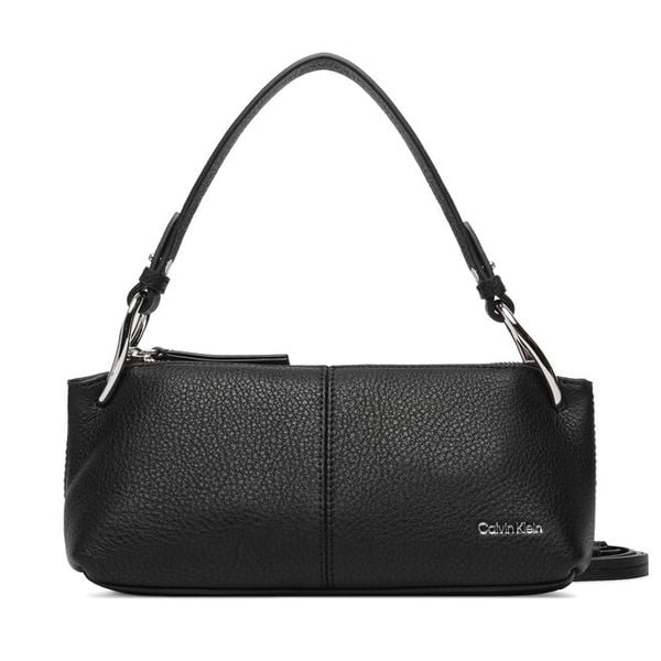Torebka Calvin Klein. Czarne torebki klasyczne damskie Calvin Klein, bez dodatków. Za 749.99 zł.