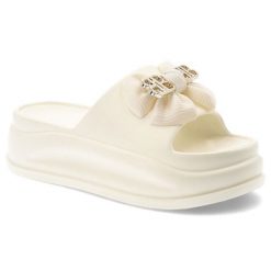 Beżowe Klapki Filippo Modne Buty Damskie Na Platformie. Brązowe klapki damskie Filippo, z aplikacjami, bez obcasa, na platformie, bez zapięcia. Za 89.99 zł.