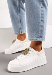 Biało-Beżowe Sneakersy na Platformie z Perforacją i Ozdobnym Kamieniem Dilhela. Białe obuwie sportowe damskie Born2be, z jeansu, bez zapięcia. Za 89.99 zł.