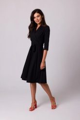 Rozkloszowana sukienka kopertowa z wiązaniem w pasie czarna. Czarne sukienki damskie Bewear, bez wzorów, z tkaniny, biznesowe, bez ramiączek. Za 349.00 zł.