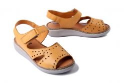 ARTIKER RELAKS 56C2510 żółty, sandały damskie. Żółte sandały damskie Artiker Relaks, bez wzorów, bez obcasa, na koturnie, bez zapięcia. Za 167.93 zł.