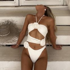 Strój kąpielowy z kwiatami 3D regulowane ramiączka lato Richarda. Białe stroje jednoczęściowe Intica, bez wzorów. Za 159.00 zł.