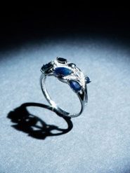 ATELIER DU DIAMANT Złoty pierścionek "Floral saphir" z diamentami rozmiar: 52. Niebieskie pierścionki damskie ATELIER DU DIAMANT, z diamentem, złote. Za 1,718.99 zł.