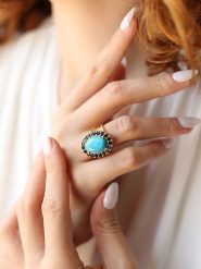 L'Atelier de Gaia Pozłacany pierścionek z turkusem i cyrkoniami rozmiar: onesize. Niebieskie pierścionki damskie L'Atelier de Gaia, z cyrkonią, pozłacane. Za 43.99 zł.