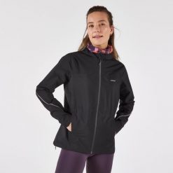 Kurtka do biegania w terenie przeciwdeszczowa damska Kiprun Run 500. Czarne kurtki damskie KIPRUN, xl, bez wzorów, z materiału, bez kaptura. Za 299.99 zł.