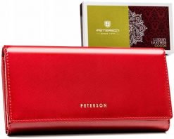 Portfel skórzany Peterson PTN 42100-SAF czerwony. Czerwone portfele damskie Peterson, bez wzorów, z lakierowanej skóry. Za 137.99 zł.