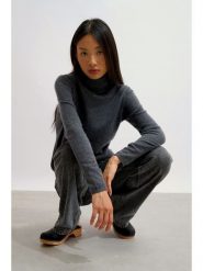 AUTHENTIC CASHMERE Kaszmirowy golf "Bise" w kolorze antracytowym rozmiar: M. Czarne golfy damskie AUTHENTIC CASHMERE, m, bez wzorów, z kaszmiru, bez ramiączek. Za 369.84 zł.