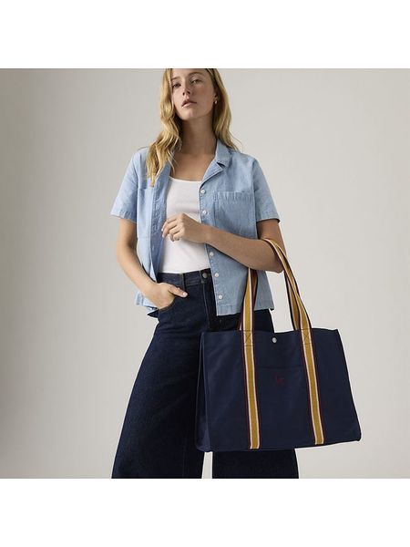 Levi's Shopper bag w kolorze granatowym rozmiar: onesize. Niebieskie shopper bag Levi's, bez wzorów, z materiału, na ramię, bez dodatków. Za 105.14 zł.