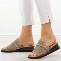 Beżowe skórzane klapki damskie na koturnie M.Daszyński 2267-14. Brązowe klapki damskie M.Daszyński, bez wzorów, ze skóry, bez obcasa, na koturnie, bez zapięcia. Za 199.00 zł.