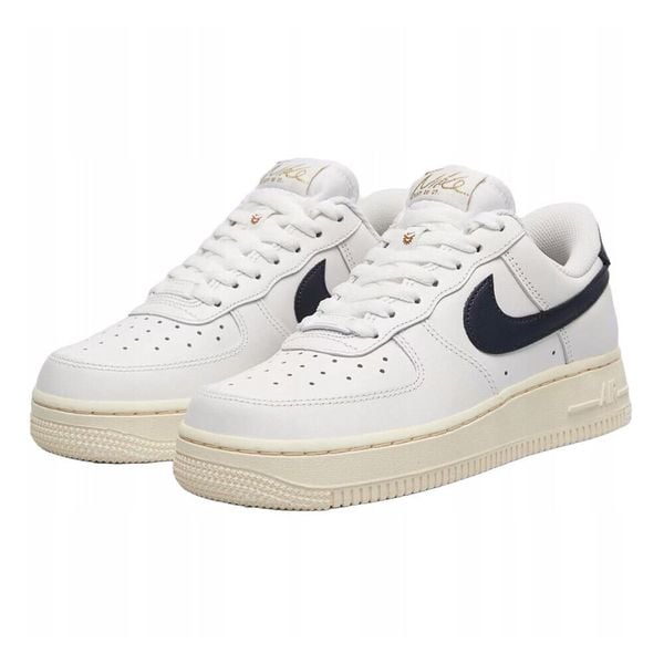 Buty Sportowe Damskie Nike W Air Force 1 '07 Flyease. Białe obuwie sportowe damskie Nike, z gumy, do biegania. Za 457.60 zł.