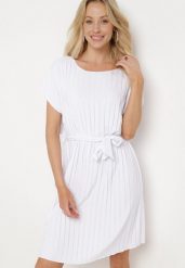 Biała Plisowana Sukienka z Paskiem w Talii Tiagena. Białe sukienki damskie Born2be, bez wzorów, eleganckie, bez ramiączek. W wyprzedaży za 35.99 zł.
