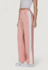 Spodnie Kobieta GUESS ACTIVE SUZANNE. Czerwone spodnie sportowe damskie Guess Active, m, z aplikacjami, z lycry. Za 389.95 zł.