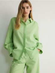 Koszula oversize w piżamowym stylu - zielony. Zielone koszule damskie Reserved, l, bez wzorów, z bawełny, bez kołnierzyka, bez ramiączek. W wyprzedaży za 49.99 zł.