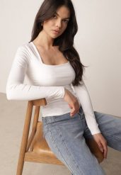 Biała Elastyczna Bluzka z Kwadratowym Dekoltem z Wiskozą Doriore. Białe bluzki damskie Born2be, l, bez wzorów, z jeansu, eleganckie, bez kołnierzyka, bez ramiączek. Za 89.99 zł.