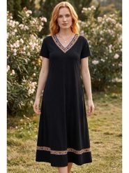 SOULSHAE Sukienka w kolorze czarnym rozmiar: 4XL/5XL. Czarne sukienki damskie SOULSHAE, bez wzorów, z wiskozy, bez ramiączek. Za 150.95 zł.