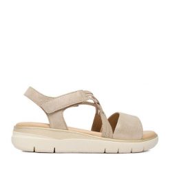 Sandały Go Soft. Żółte sandały damskie GO SOFT, bez wzorów, bez obcasa, na płaskiej podeszwie, bez zapięcia. Za 169.99 zł.