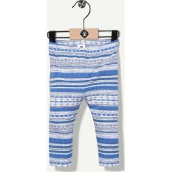 Legginsy w kolorze szaro-niebiesko-białym. Białe spodnie niemowlęce Grain de blé et Lisa Rose, z bawełny. W wyprzedaży za 22.95 zł.