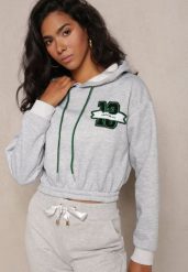Jasnoszara Krótka Bluza z Kapturem Ściągaczami i Ozdobnym Nadrukiem Relis. Szare bluzy damskie Renee, l, z aplikacjami, z kapturem. Za 34.99 zł.