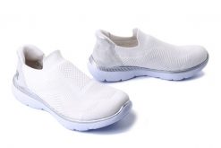 RIEKER M5072-80 white, półbuty damskie. Białe półbuty damskie Rieker, bez wzorów, bez obcasa, bez zapięcia. Za 329.90 zł.