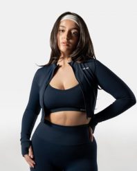 Damska krótka bluza rozpinana LuxForm na fitness i pilates – granatowy. Niebieskie bluzy damskie AESTHETIC WOLF, uniwersalny, bez wzorów, z materiału, bez kaptura. Za 239.99 zł.