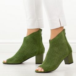 Zielone sandały damskie na obcasie z zakrytą piętą M.Daszyński 1954-23. Zielone sandały damskie M.Daszyński, w ażurowe wzory, z materiału, bez obcasa, na obcasie, bez zapięcia. Za 179.00 zł.