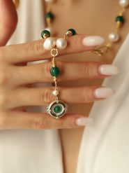 Pierres delicates Pozłacany naszyjnik z elementami ozdobnymi - dł. 50 cm rozmiar: onesize. Białe naszyjniki damskie Pierres delicates, z agatem, pozłacane. Za 69.99 zł.