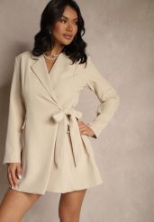 Beżowa Sukienka Kopertowa Ozdobiona Imitacją Kieszeni Davirnas. Brązowe sukienki damskie Renee, bez wzorów, eleganckie, bez ramiączek. Za 89.99 zł.