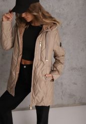 Brązowa Długa Kurtka Parka Pikowana z Kapturem Ozdobiona Aplikacją Rossea. Brązowe parki damskie Renee, l, z jeansu, z kapturem. Za 159.99 zł.