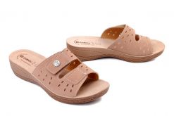 Inblu DL-05 026 piaskowy, klapki damskie. Brązowe klapki damskie Inblu, bez wzorów, bez obcasa, na koturnie, bez zapięcia. Za 76.90 zł.