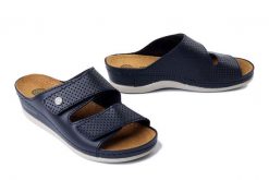 DR. BRINKMANN 700616-05 blau, klapki damskie. Niebieskie klapki damskie Dr. Brinkmann, bez wzorów, ze skóry, bez obcasa, bez zapięcia. Za 239.90 zł.