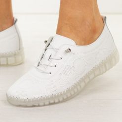 Białe skórzane półbuty damskie Filippo Dp7810/26. Białe półbuty damskie Filippo, na lato, bez wzorów, z jeansu, z okrągłym noskiem, bez obcasa, na płaskiej podeszwie, bez zapięcia. W wyprzedaży za 192.72 zł.