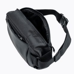 Torba nerka Activ Mblty Messenger. Czarne nerki i saszetki damskie KALENJI, bez wzorów. W wyprzedaży za 49.99 zł.