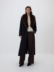 Płaszcz z dodatkiem wełny - czarny. Czarne płaszcze damskie Reserved, l, bez wzorów, z tkaniny, bez kaptura. Za 399.99 zł.