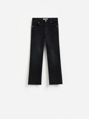 Jeansy flare cropped - czarny. Czarne jeansy damskie Reserved. Za 109.99 zł.