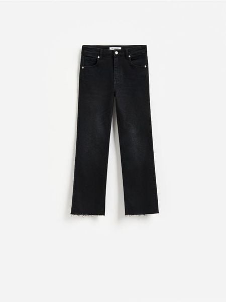 Jeansy flare cropped - czarny. Czarne jeansy damskie Reserved. Za 109.99 zł.