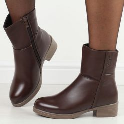 Brązowe wysokie botki damskie Filo Donna Z24-39. Brązowe botki damskie Filo Donna, na jesień, ze skóry, eleganckie, z okrągłym noskiem, bez obcasa, na płaskiej podeszwie, bez zapięcia. Za 199.00 zł.