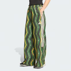 Spodnie dresowe adidas x FARM Tiro. Czerwone spodnie dresowe damskie Adidas, l, bez wzorów, z dresówki. Za 279.00 zł.