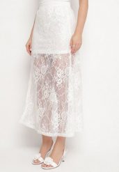 Biała Rozkloszowana Spódnica z Koronki Zdobiona Rozcięciem Zariska. Białe spódnice damskie Born2be, na imprezę, m, z aplikacjami, z koronki, eleganckie, midi. Za 89.99 zł.
