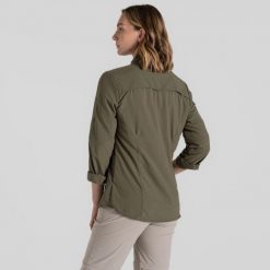 Koszula przeciw komarom damska Craghoppers NosiLife Adventure LS Shirt III. Zielone koszule damskie Craghoppers, bez wzorów, casualowe, bez kołnierzyka, bez ramiączek. W wyprzedaży za 430.65 zł.