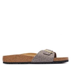 Klapki Birkenstock. Brązowe klapki damskie Birkenstock, bez wzorów, bez obcasa, bez zapięcia. Za 359.99 zł.