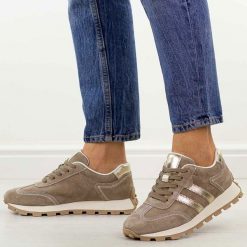 Beżowe zamszowe skórzane półbuty damskie S.Barski 7097. Brązowe półbuty damskie S.BARSKI, na jesień, bez wzorów, z jeansu, bez obcasa, na płaskiej podeszwie, bez zapięcia. Za 269.00 zł.