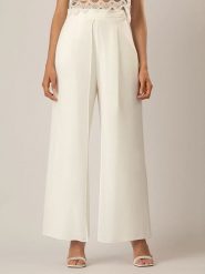 APART Spodnie w kolorze kremowym rozmiar: 42. Brązowe spodnie materiałowe damskie Apart, bez wzorów, z materiału. Za 224.52 zł.