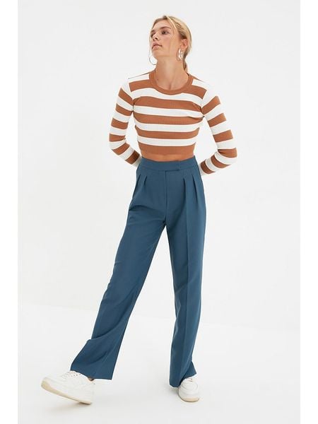 Trendyol Spodnie w kolorze niebieskim rozmiar: 38. Niebieskie spodnie materiałowe damskie Trendyol, bez wzorów, z materiału. Za 65.54 zł.