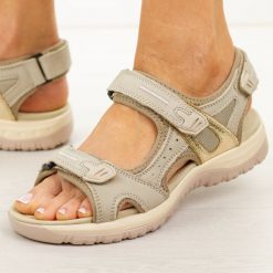 Beżowo złote skórzane sandały damskie Unisoft 18-57. Brązowe sandały damskie Unisoft, bez wzorów, z materiału, bez obcasa, na płaskiej podeszwie, bez zapięcia. Za 219.00 zł.