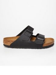 Birkenstock Klapki "Arizona" w kolorze czarnym rozmiar: 45. Czarne klapki damskie Birkenstock, bez wzorów, z otwartym noskiem, bez obcasa, bez zapięcia. Za 373.35 zł.
