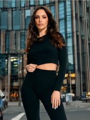 Koszulka z długimi rękawami - czarny. Czarne koszulki damskie Sinsay, l, bez wzorów, bez kołnierzyka, bez ramiączek. W wyprzedaży za 25.99 zł.