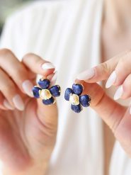 Pierres delicates Kolczyki-wkrętki z perłami w kolorze białym rozmiar: onesize. Niebieskie kolczyki damskie Pierres delicates, z perłą, z mosiądzu. Za 105.14 zł.