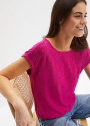 T-shirt z ażurowym haftem. Czerwone t-shirty damskie bonprix, w ażurowe wzory, bez kołnierzyka. Za 77.99 zł.